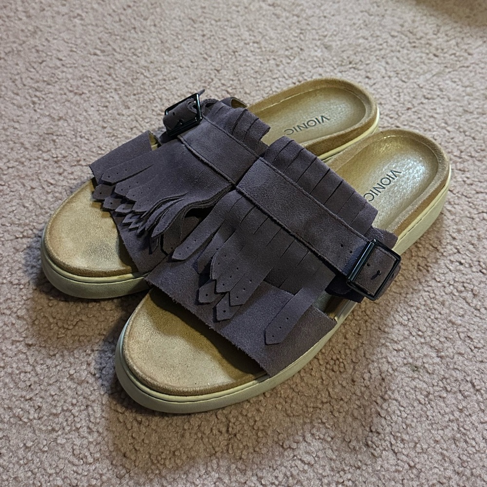 Vionic Suede Fringe Slides in purple sandals Fillmore size 9.5 EUC minor dirt